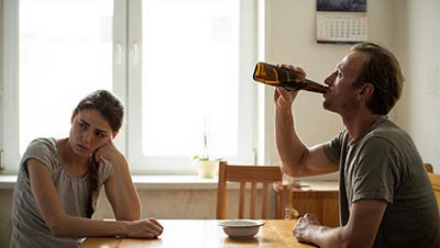 Мужчина с алкоголизмом Девушка грустит из-за алкоголизма мужа