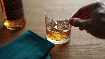 Алкогольный напиток Стакан виски на столе